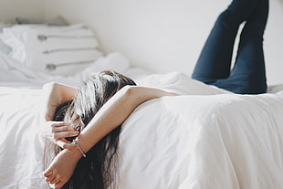 woman lying on bed HD wallpaper