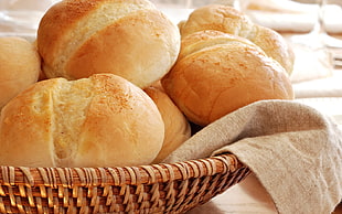bake bread in brown wicker basket HD wallpaper
