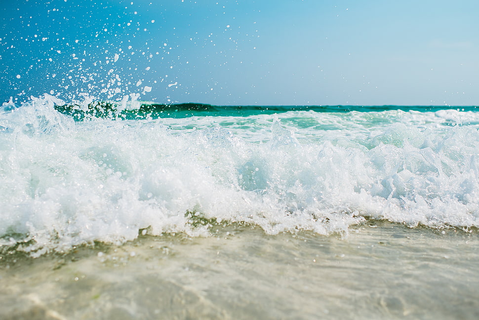 wave of water rashes from the ocean during daytime HD wallpaper