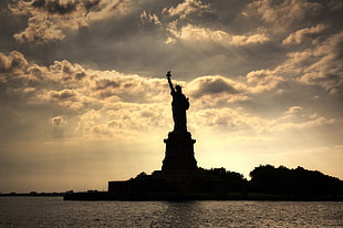 silhouette of trees near body of water, silhouette, Statue of Liberty, clouds, USA HD wallpaper