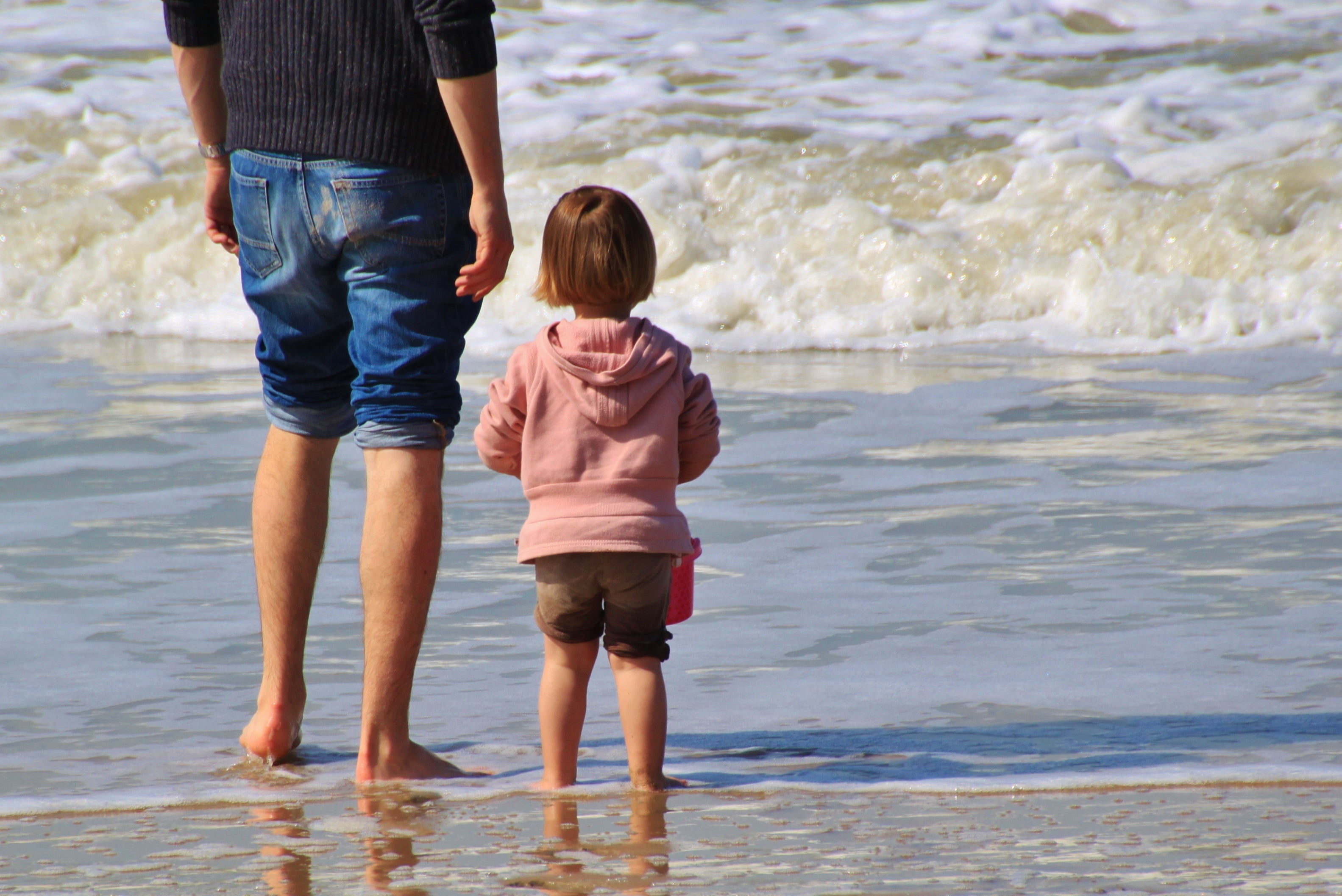 Дочка папа на пляже. Папа и море. Детям о папе. Отцы и дети.