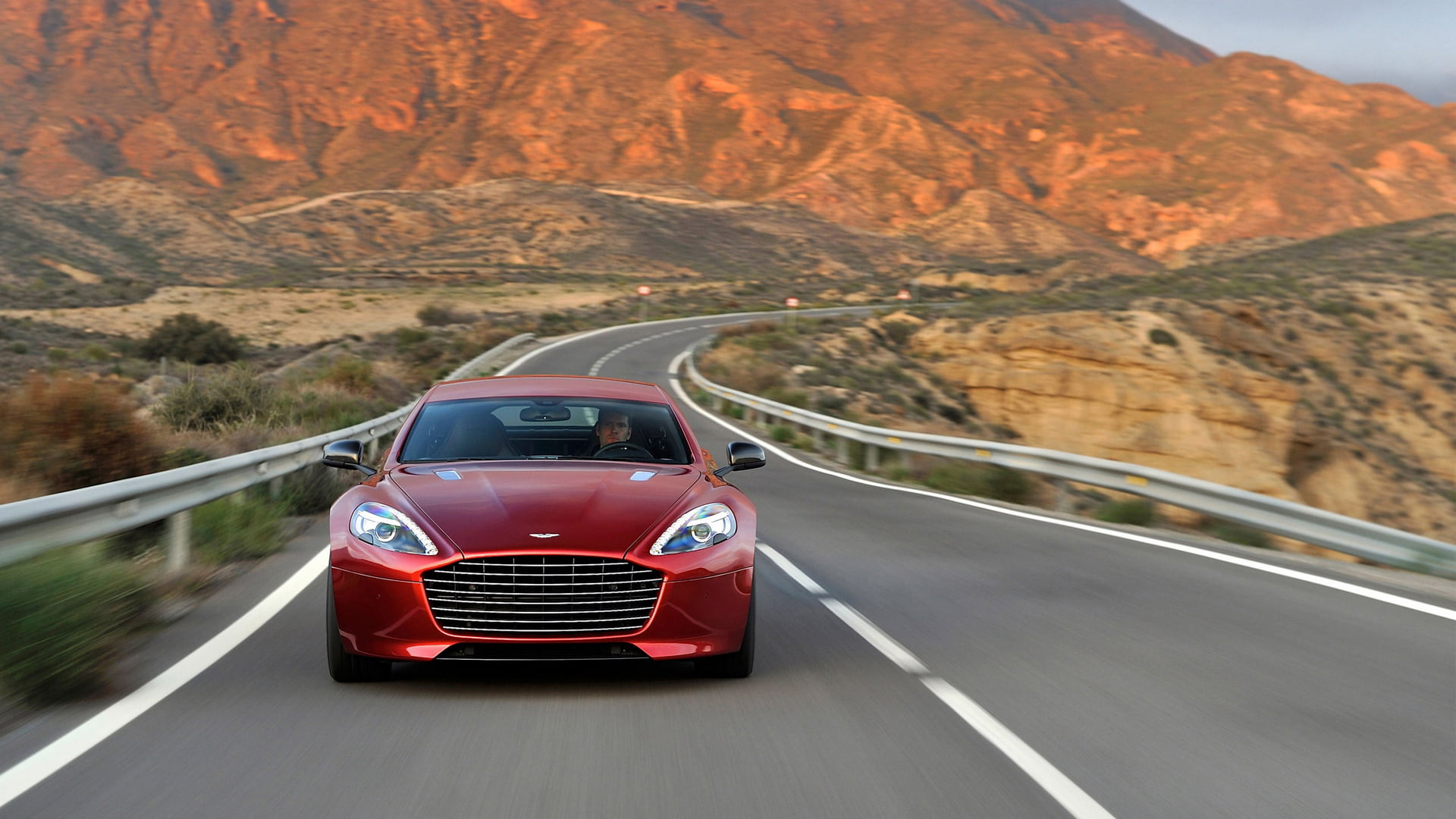 Картинка машина на дороге. Aston Martin rapide s.