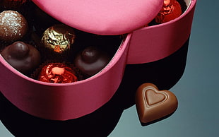 heart-shaped chocolate box HD wallpaper