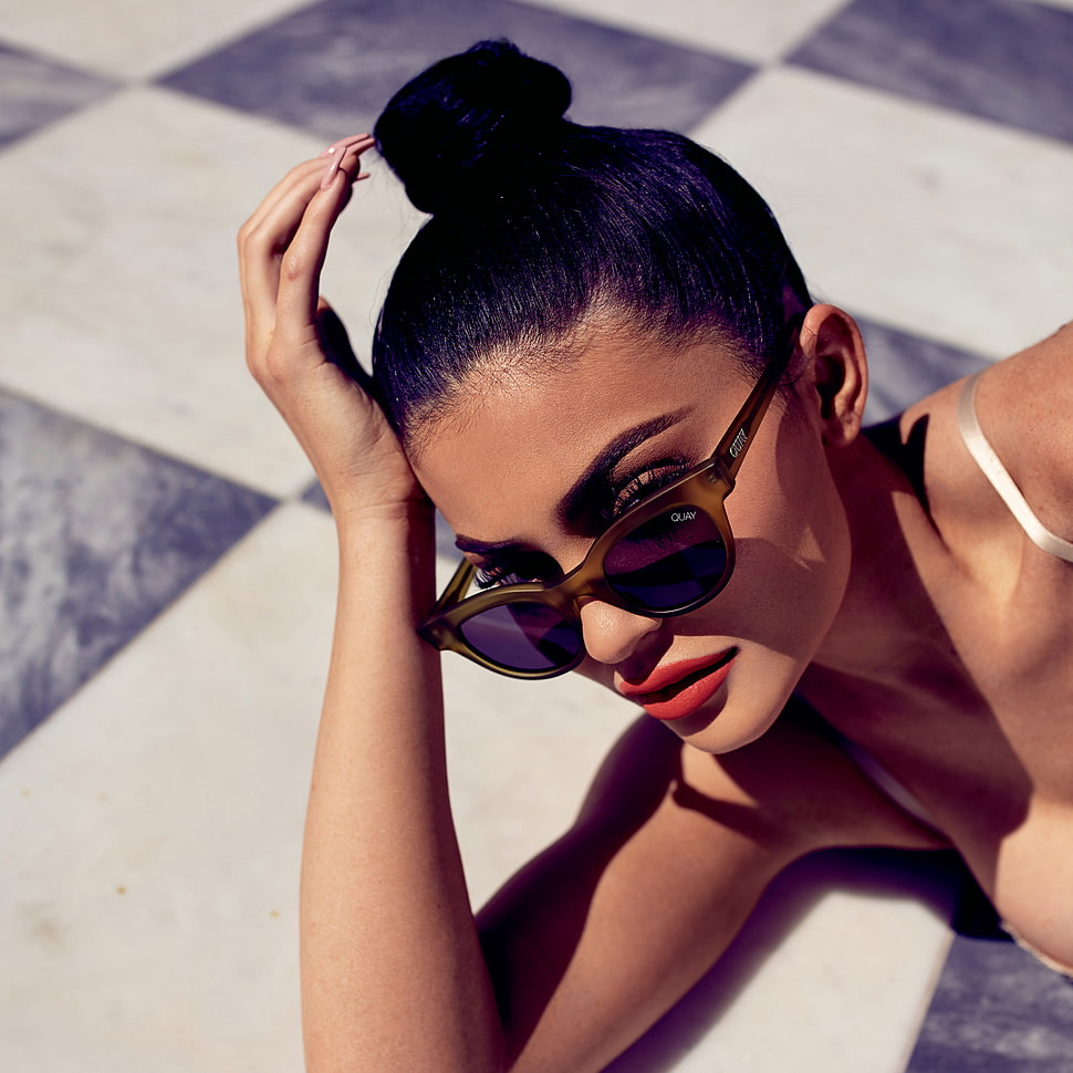 selective focus photography of woman wearing wayfarer-style sunglasses HD wallpaper