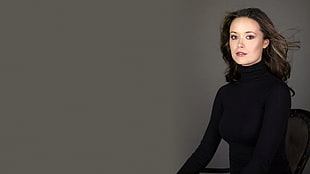 woman in black turtle-neck long-sleeved top HD wallpaper