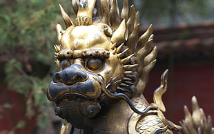 gold-colored Fu-dog statue