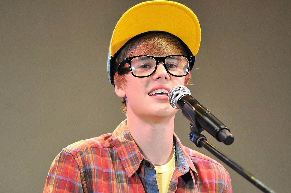 Justine Bieber infront of microphone HD wallpaper