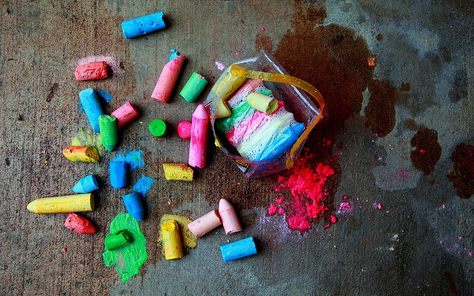 assorted color crayon lot HD wallpaper
