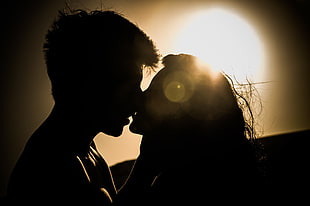 Silhouettes of Couple Kissing Against Sunset HD wallpaper