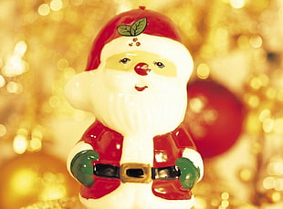 focus photography of ceramic Santa Claus figurine