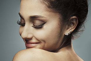 woman wearing silver-colored embellish earring