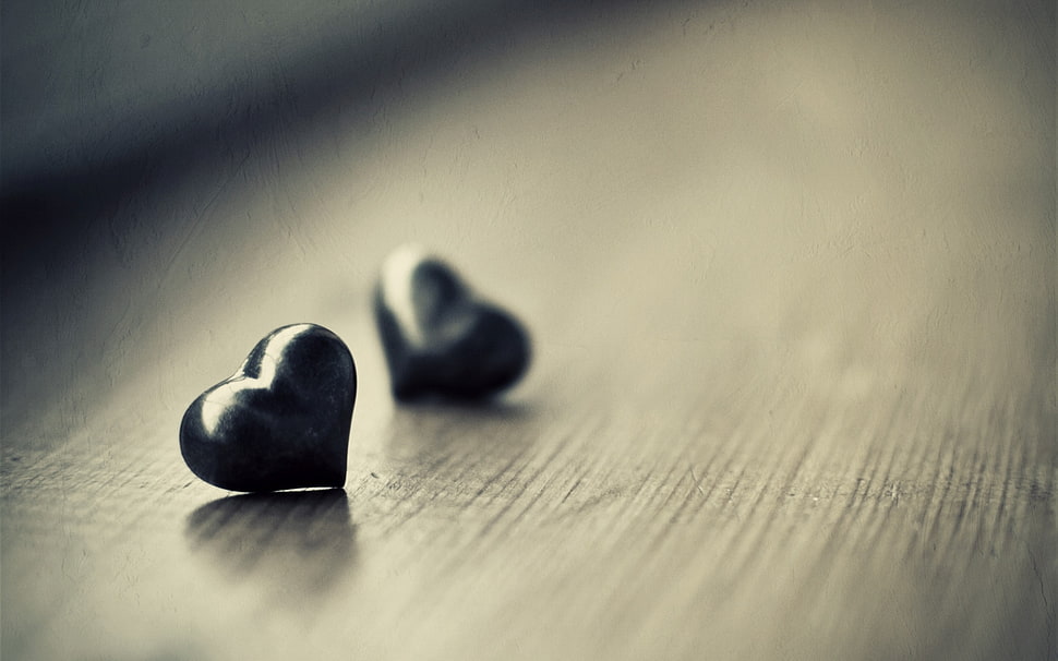 Heart shaped bead macro photograhpy HD wallpaper