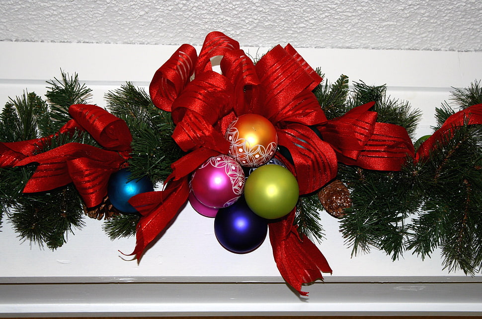 red and green christmas wreath with baubles HD wallpaper
