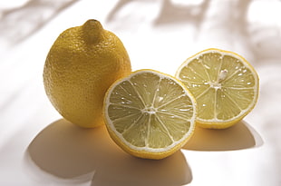 closeup photo of sliced citrus, lemons