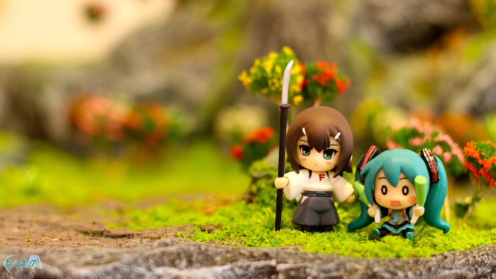 boy and girl anime character chibi figurine HD wallpaper