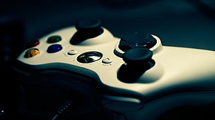 white Xbox 360 controller