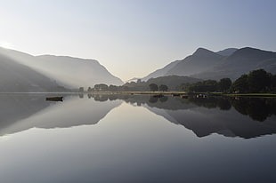 calm body of lake surrounded with mountains under blue sky at daytime, llanberis