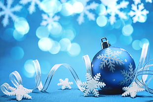 blue snow flakes printed Christmas bauble HD wallpaper