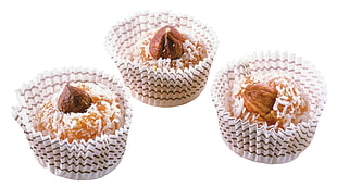 three cupcakes HD wallpaper