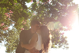 couple kissing under the tree