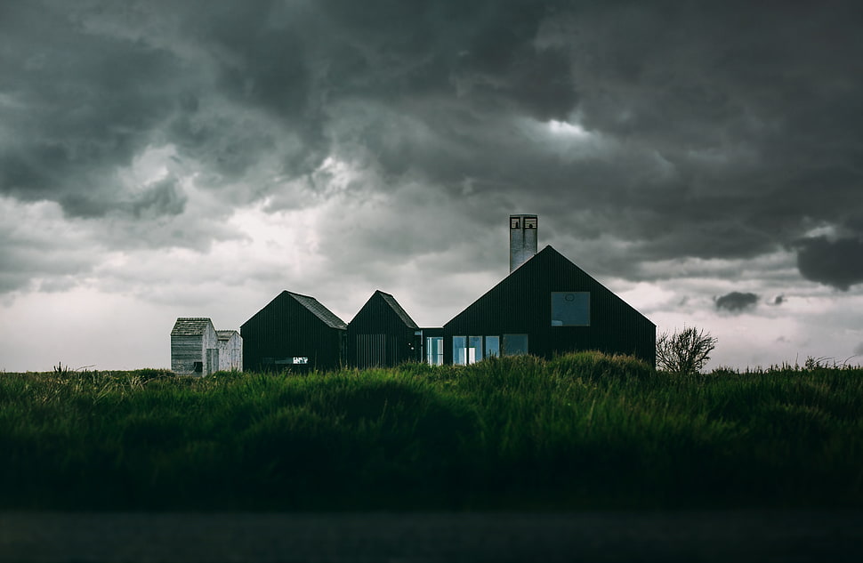 brown and white barn under gray cloudy sky HD wallpaper