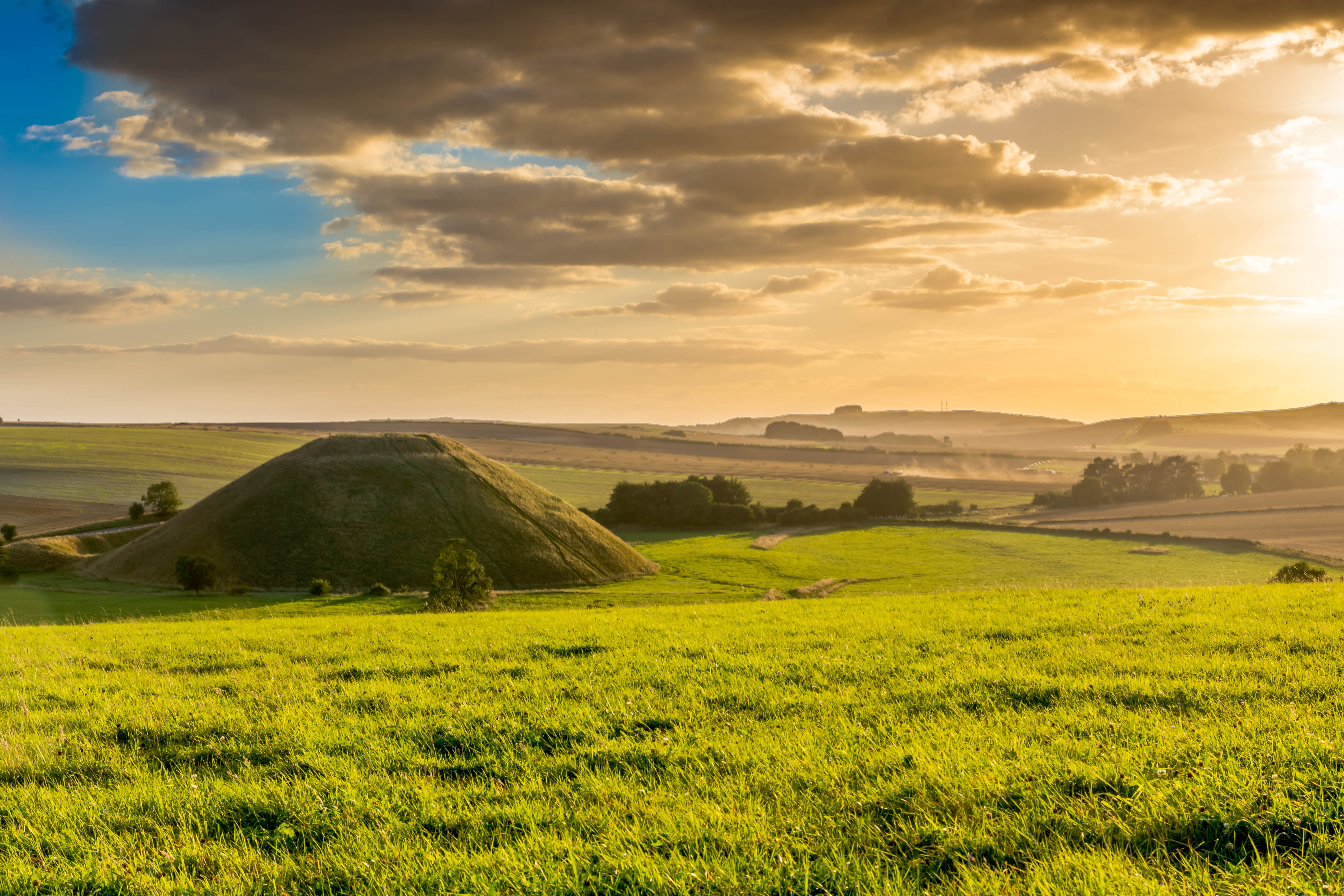 landscape photography of green grass field and mountain, silbury hill