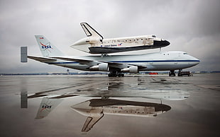 white and beige NASA space shuttle, NASA, Boeing 747, space shuttle, Discovery HD wallpaper