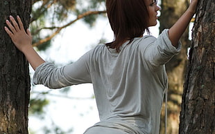 woman wearing gray long-sleeves shirt