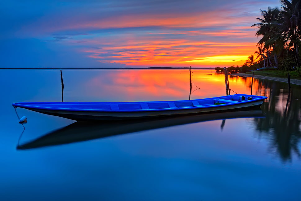 blue wooden boat on top of body of water HD wallpaper