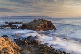 ocean waves on rocks under white sky, estero HD wallpaper