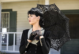 Katy Perry holding umbrella HD wallpaper