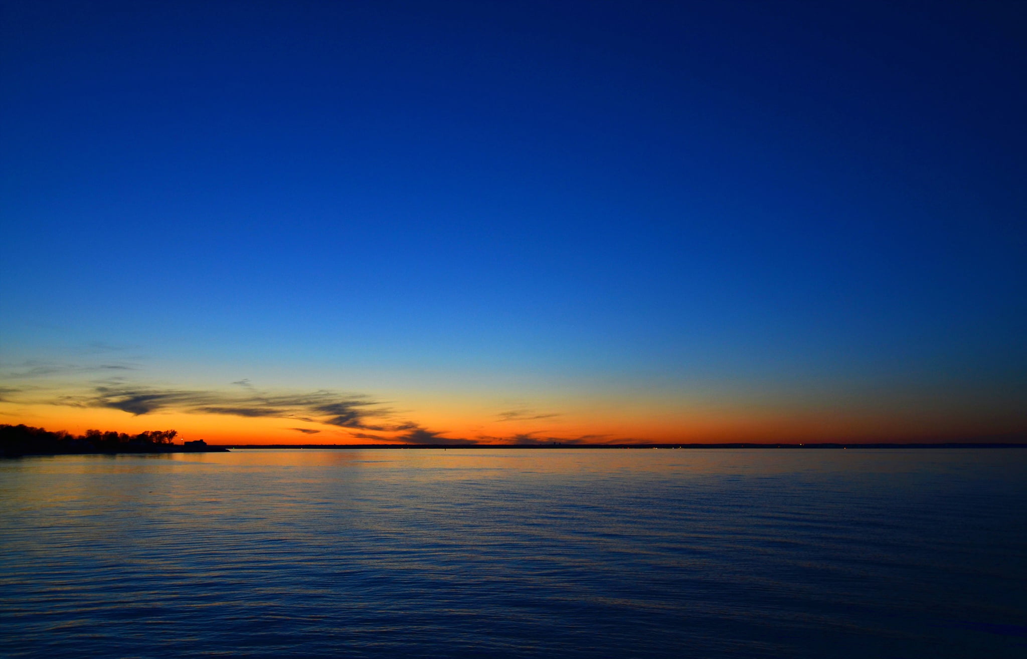 wide body of water horizon during sunset