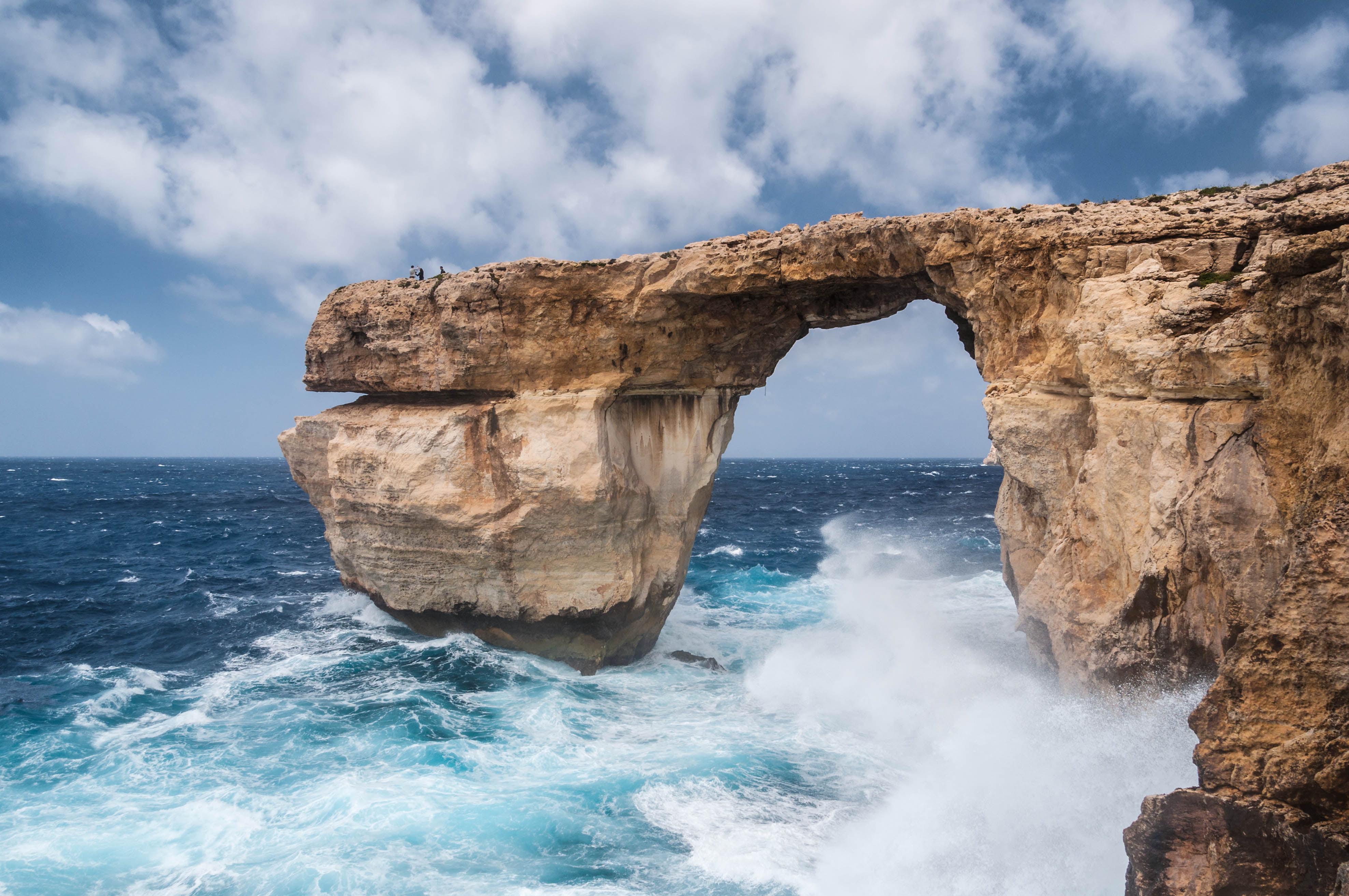 Арка море. Арка у моря на Мальте. Каменная арка в море.
