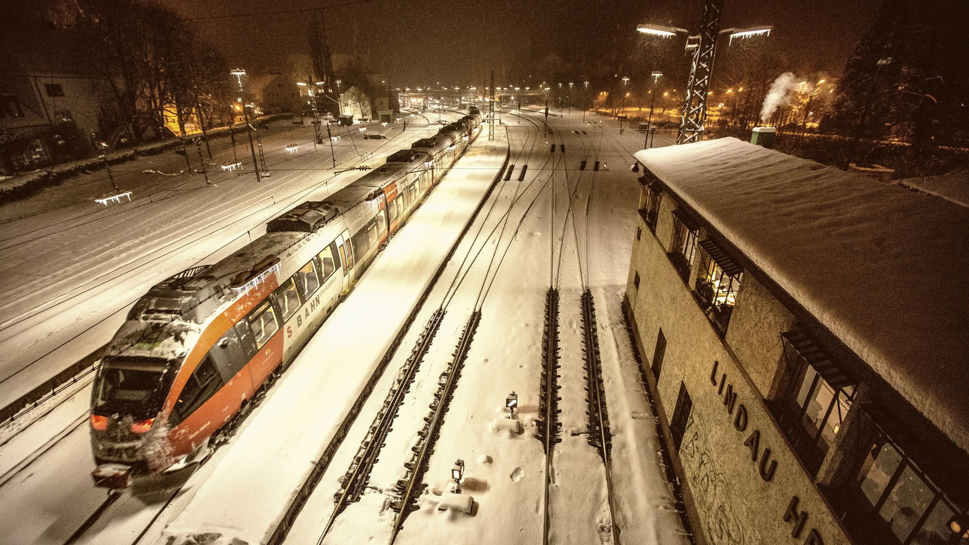 Поезда в реальной жизни. Железнодорожный транспорт. Зимний поезд. Поезд зимой. Вокзал зимой.