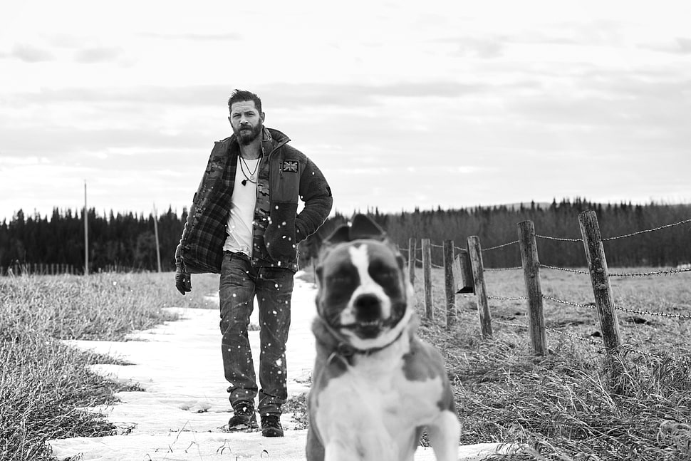 grayscale photo of man and dog, Tom Hardy, monochrome, dog HD wallpaper
