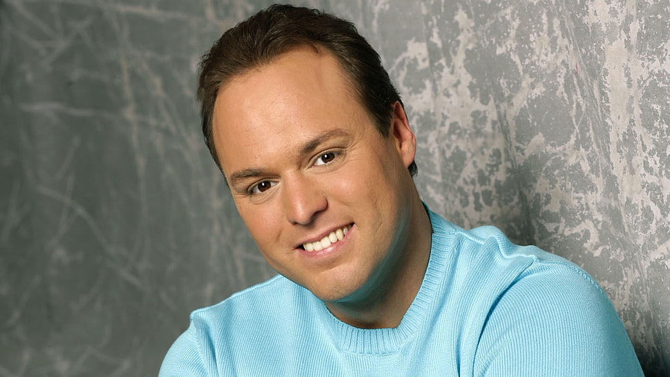 man wearing teal crew-neck sweatshort HD wallpaper