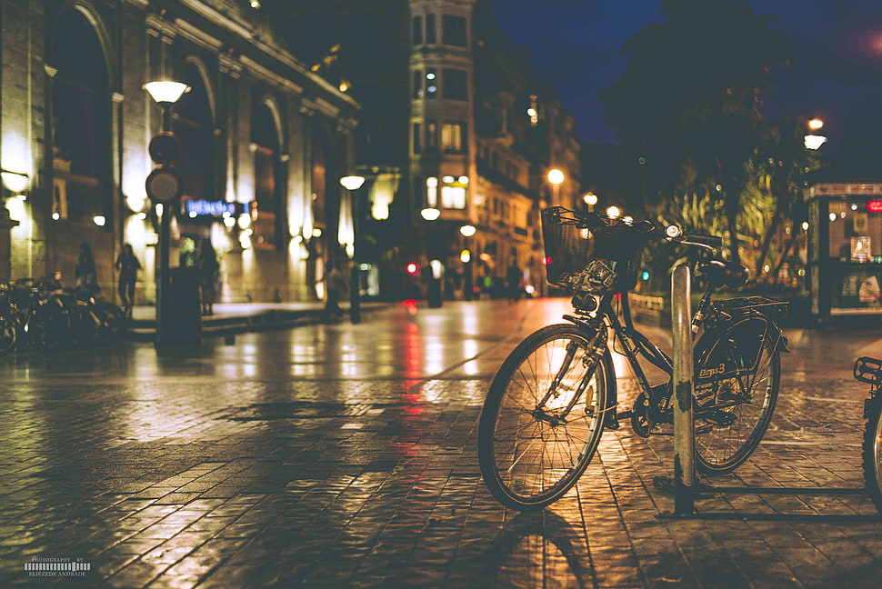 black bike parked on concrete pavement during nighttime, bicycle, street HD wallpaper