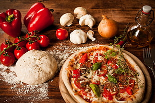 pizza with red pepper and onion HD wallpaper