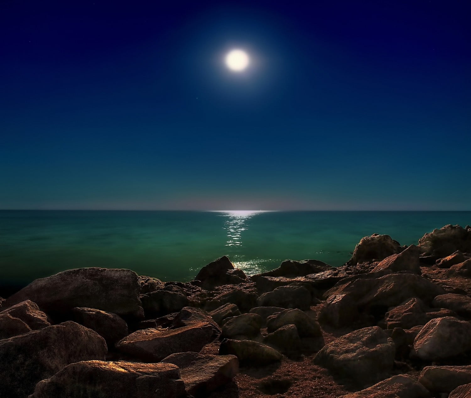 Море ночь красиво. Ночное море. Ночь в море. Лунная ночь на море. Ночь Луна море.