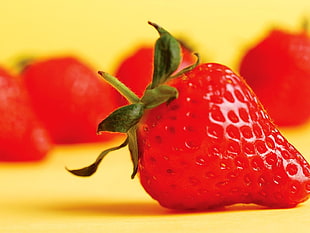 closeup photography of strawberry fruit HD wallpaper