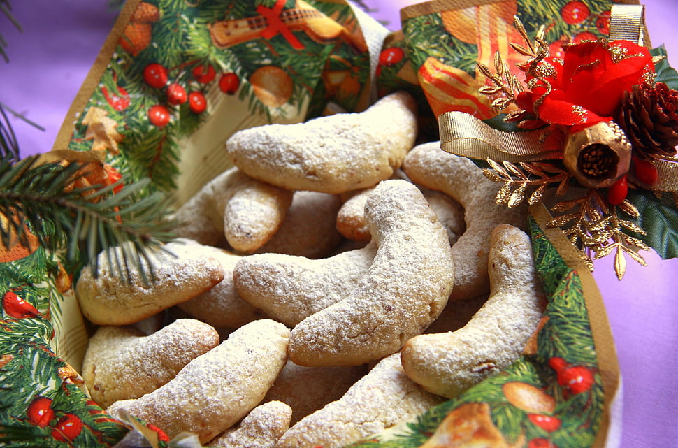 baked bread surrounded by Christmas wreath HD wallpaper