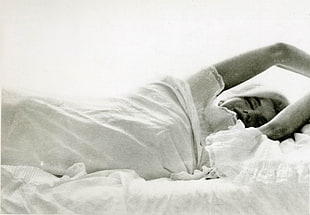 woman lying in bed HD wallpaper