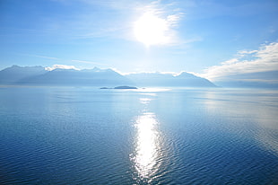 blue ocean with a view of mountains from afar at daytime HD wallpaper