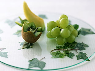 still-life photo of white grapes and kiwi fruit