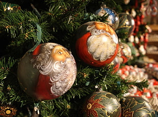 shallow focus photography of Santa Claus-printed Christmas ornament HD wallpaper