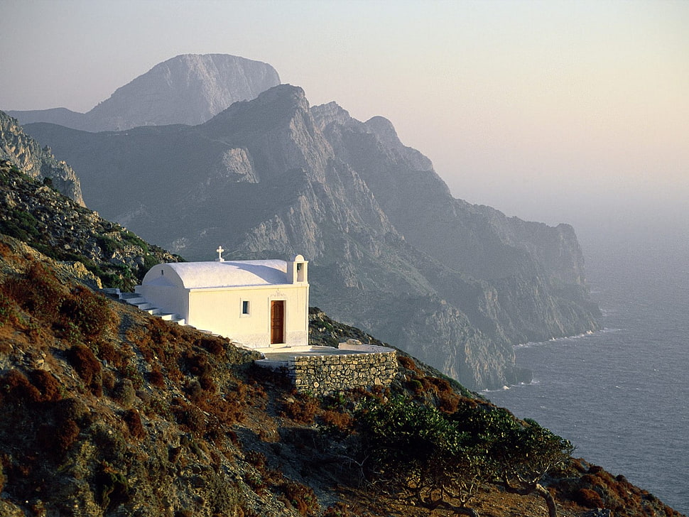 white 1-storey house beside cliff during daytime HD wallpaper