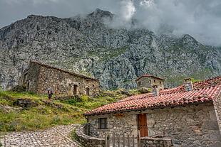 small town beside rocky mountain during day time, bulnes HD wallpaper