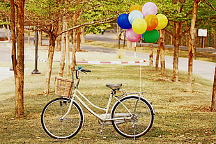 white commuter bike with balloons