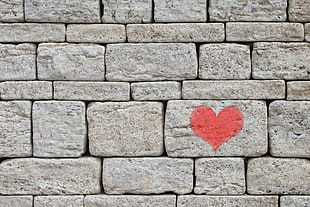 heart graffiti on gray concrete block HD wallpaper