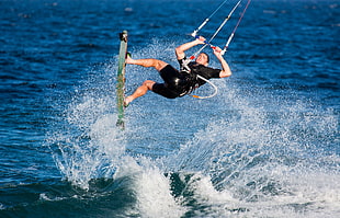 man wearing crew-neck t-shirt wakeboarding during daytime HD wallpaper